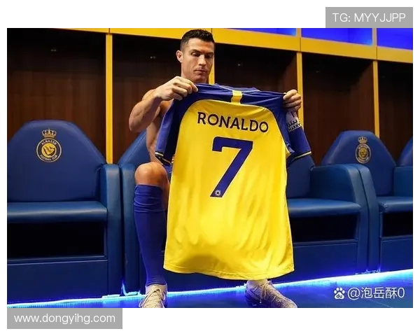 全球足球巨星的荣耀与传奇之路：从梅西到C罗的辉煌历程