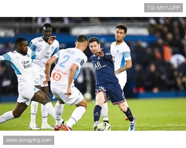 内马尔因不满判罚情绪失控踢裁判引发争议与讨论