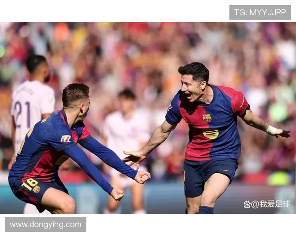 剪发后的足球明星们展现新形象与风格的精彩瞬间