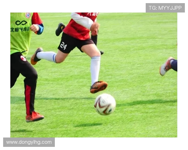 模仿各国足球明星的风采与技巧,展现个人魅力与团队精神的精彩瞬间 模仿各国足球明星的风采与技巧,展现个人魅力与团队精神的精彩瞬间