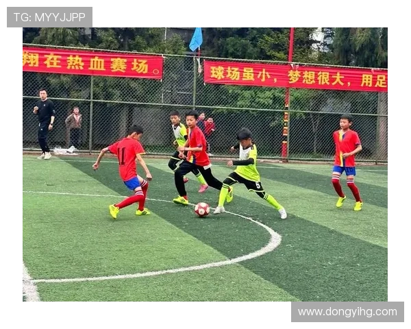 足球明星挥杆瞬间集锦展现运动魅力与风采的精彩图片